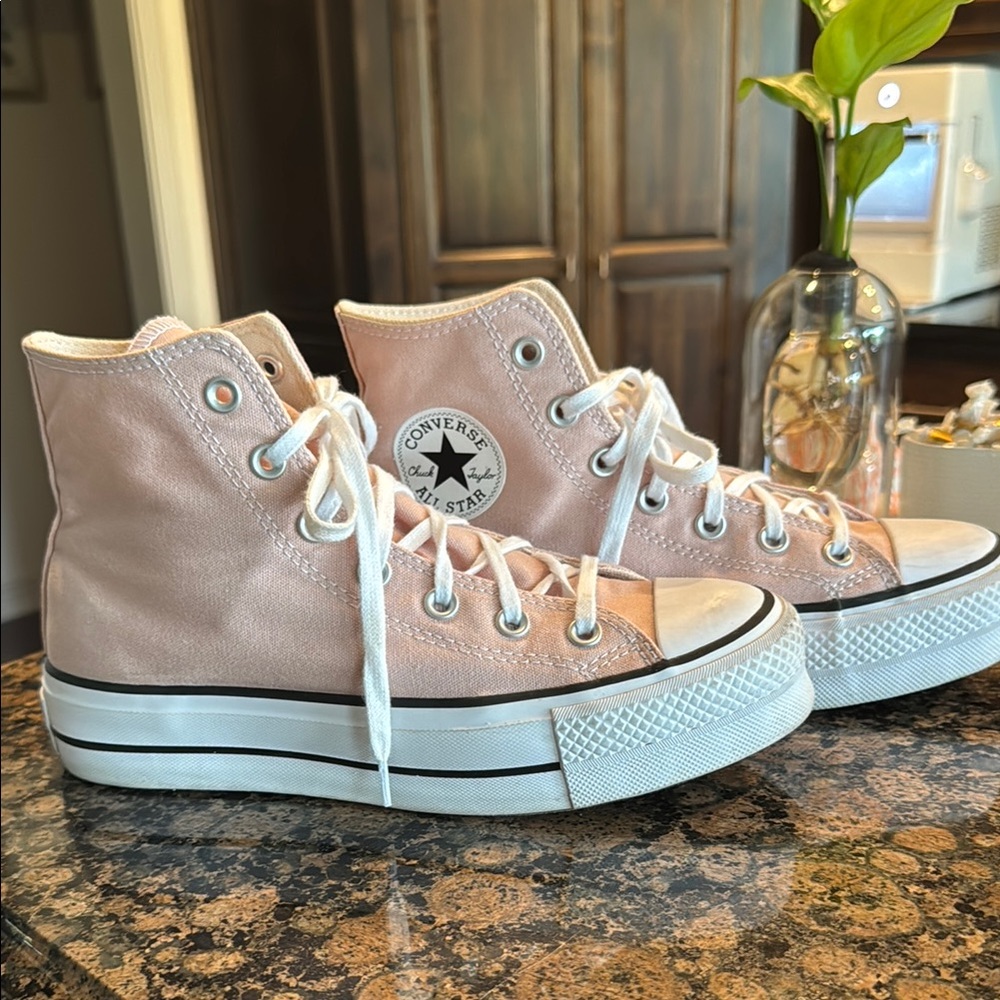 Platform Converse Chuck Taylor. Size 8